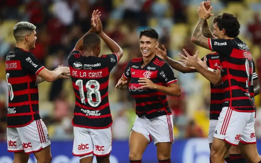 Flamengo assume liderança do Brasileirão